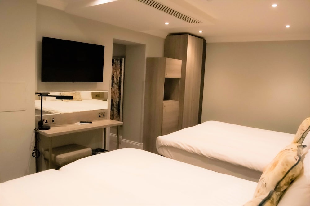 Habitación cuádruple, 2 camas dobles (lower ground floor) del hotel Byron London. Foto 3