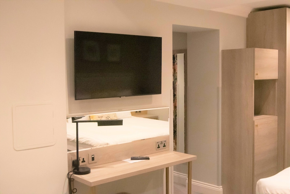 Habitación cuádruple, 2 camas dobles (lower ground floor) del hotel Byron London. Foto 4