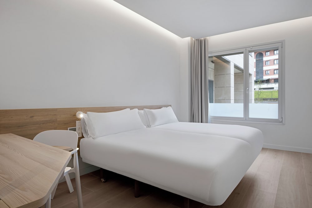 Habitación con 2 camas individuales del hotel B&B HOTEL Castro Urdiales