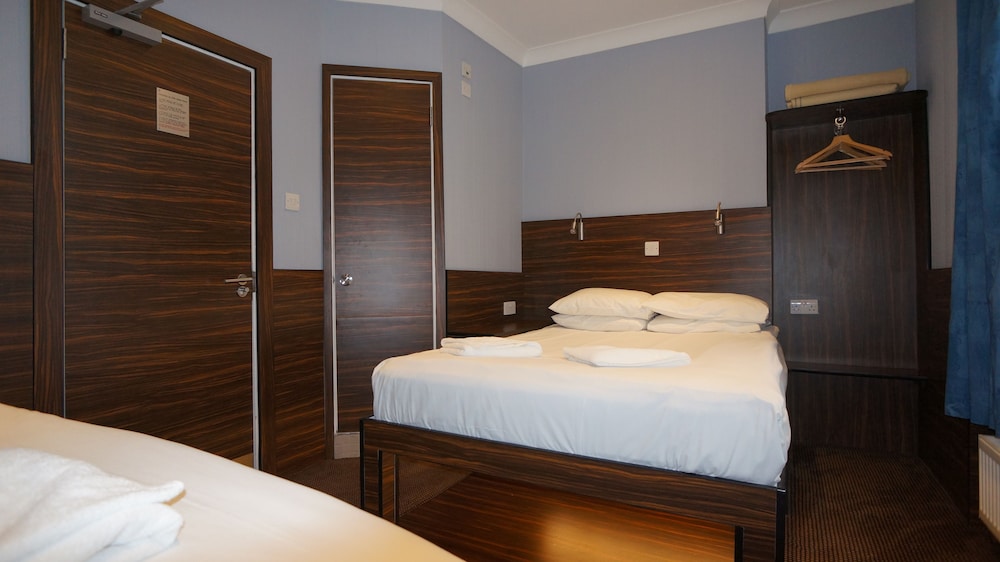 Habitación triple del hotel Crestfield. Foto 1