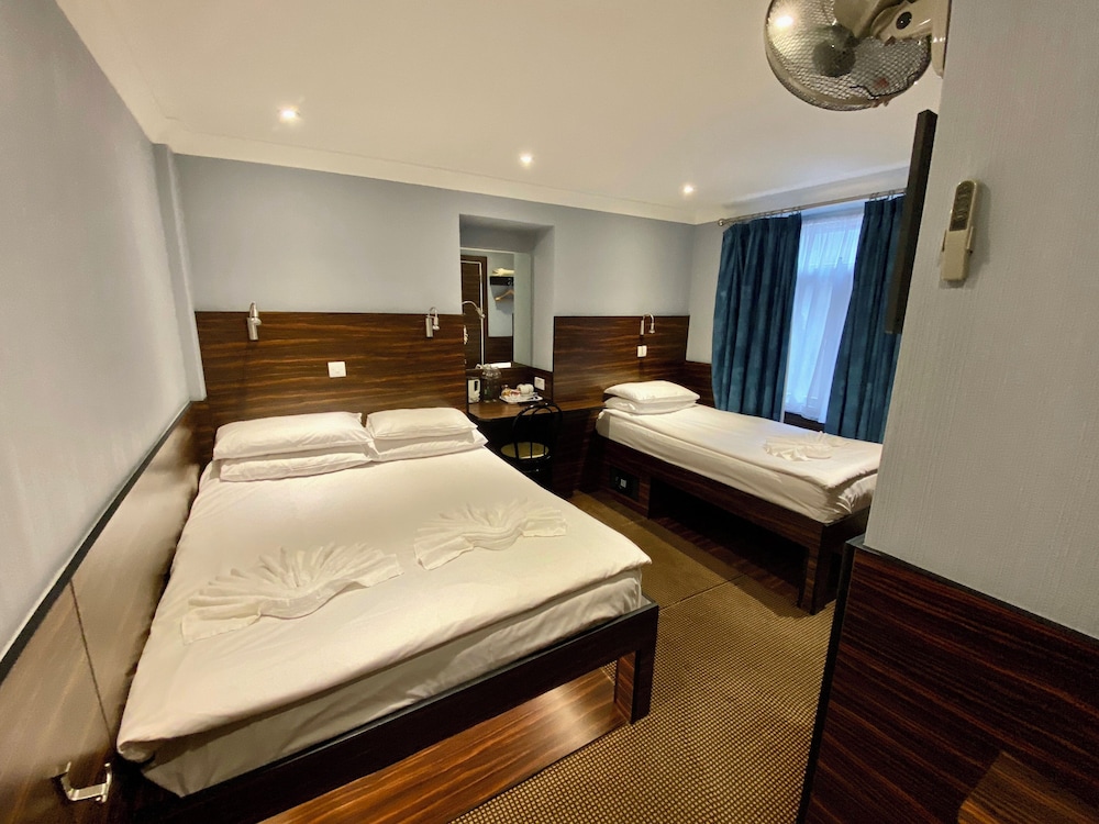 Habitación triple del hotel Crestfield. Foto 2