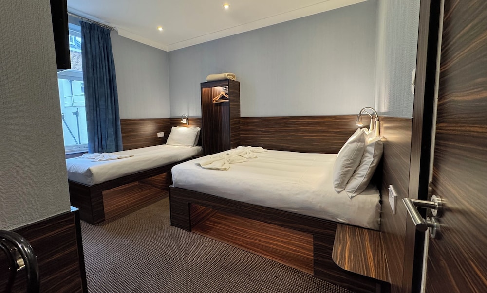 Habitación triple del hotel Crestfield. Foto 5