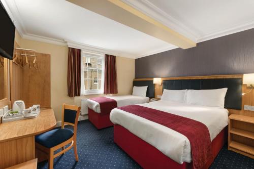 Habitación Triple Estándar del hotel Days Inn By Wyndham London Hyde Park. Foto 1