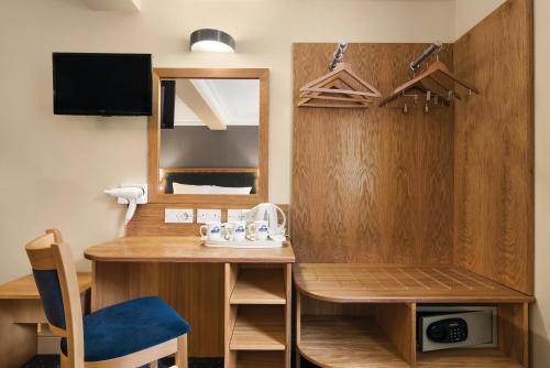 Habitación Triple Estándar del hotel Days Inn By Wyndham London Hyde Park. Foto 2