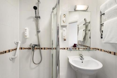 Habitación Triple Estándar del hotel Days Inn By Wyndham London Hyde Park. Foto 3