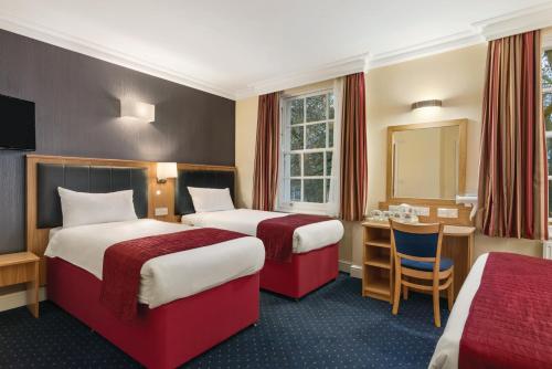 Habitación Cuádruple con 1 cama doble y 2 camas individuales - No fumadores del hotel Days Inn By Wyndham London Hyde Park. Foto 1