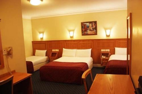Habitación Cuádruple con 1 cama doble y 2 camas individuales - No fumadores del hotel Days Inn By Wyndham London Hyde Park. Foto 2