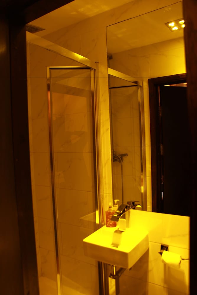 Habitación doble (Ensuite Double Room) del hotel Exhibition Court Hotel 4. Foto 17