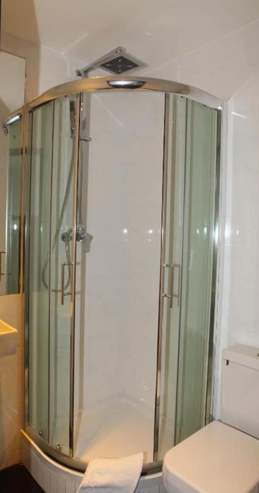 Habitación doble (Ensuite Double Room) del hotel Exhibition Court Hotel 4. Foto 20