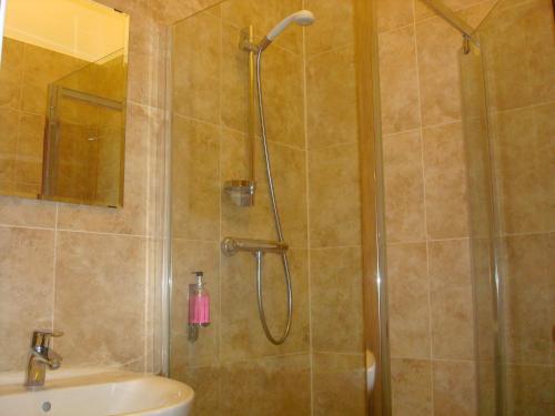 Habitación Doble Económica con baño compartido - 2 camas del hotel Forest Gate. Foto 4