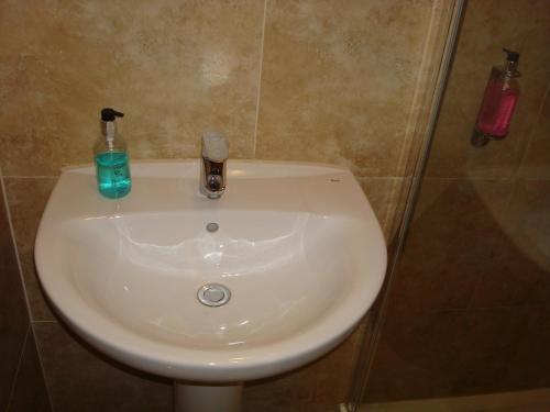 Habitación Doble Económica con baño compartido del hotel Forest Gate. Foto 9