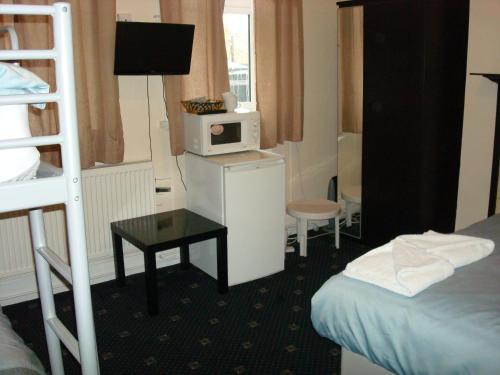 Habitación Triple Económica con baño compartido del hotel Forest Gate. Foto 1