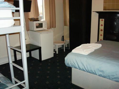 Habitación Triple Económica con baño compartido del hotel Forest Gate. Foto 8