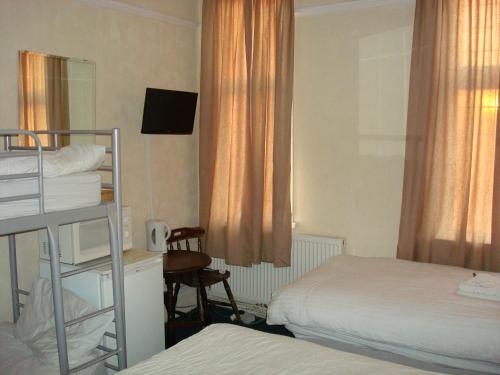 Habitación Triple Económica con baño compartido del hotel Forest Gate. Foto 9