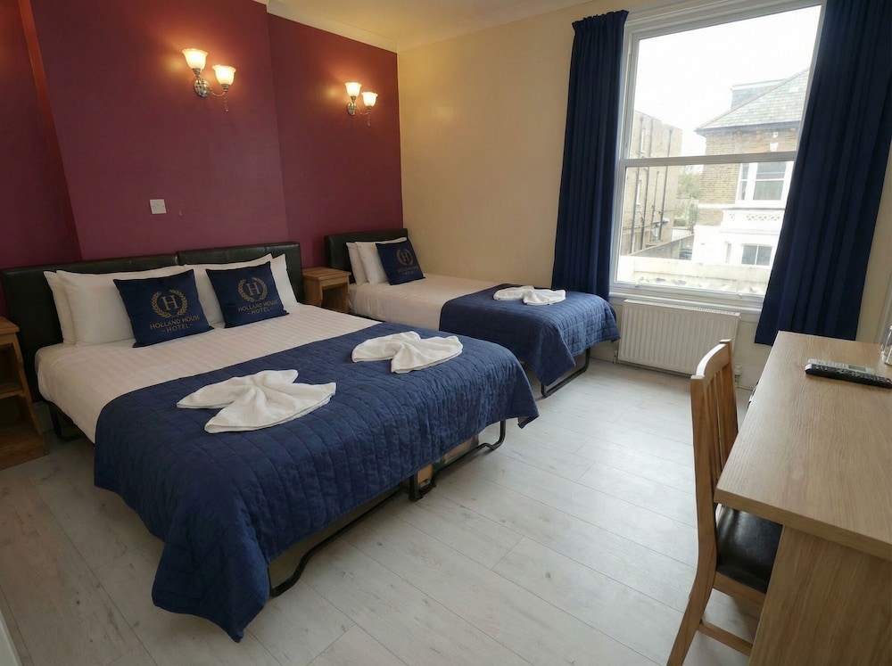 Habitación triple del hotel Holland Inn. Foto 1