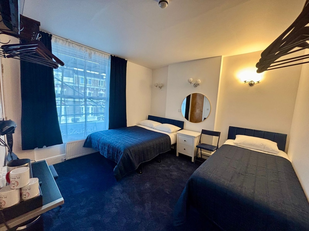 Habitación triple del hotel Holland Inn. Foto 4