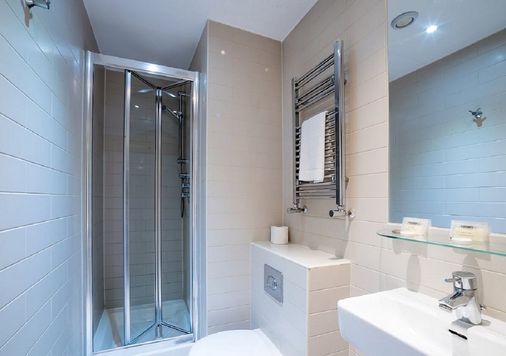 Habitación triple, varias camas del hotel Hyde Park Executive Apartments. Foto 4