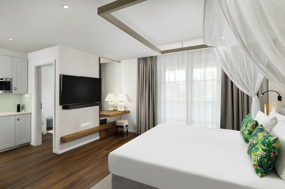 Suite Junior Estándar del hotel Mövenpick Balaland Resort Lake Balaton. Foto 5