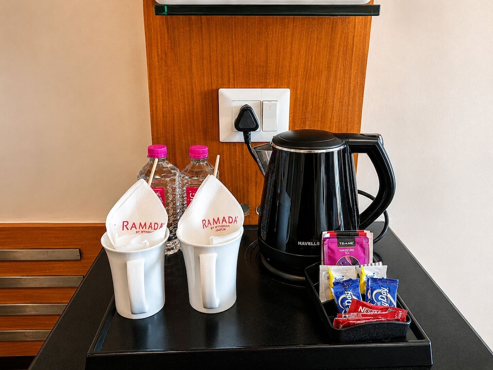 Habitación Deluxe con camas individuales, no fumadores del hotel Ramada By Wyndham Jaipur. Foto 8