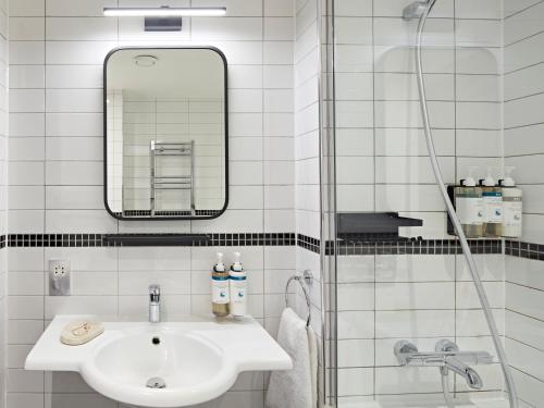 Habitación mediana del hotel Numa London Bloomsbury. Foto 3