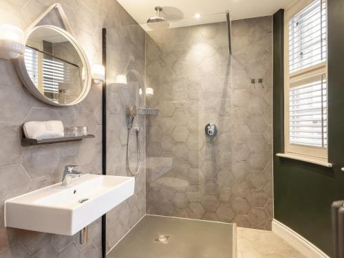 Habitación Triple Deluxe del hotel Sonder Chelsea Green. Foto 3