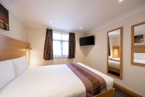 Habitación - No fumadores - Cama grande del hotel Comfort Inn Hyde Park. Foto 2
