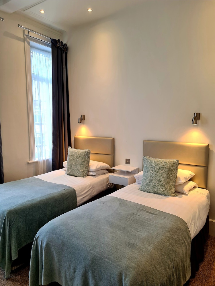 Habitación con 2 camas individuales del hotel Rushmore