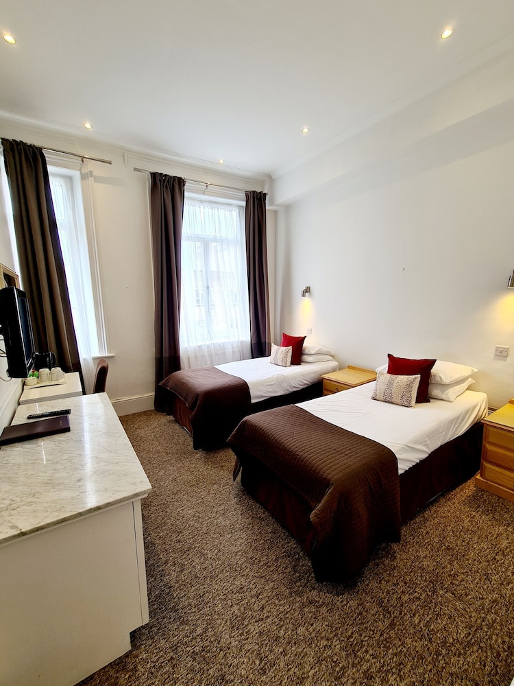 Habitación con 2 camas individuales del hotel Rushmore. Foto 4