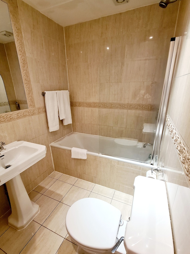 Habitación con 2 camas individuales del hotel Rushmore. Foto 6