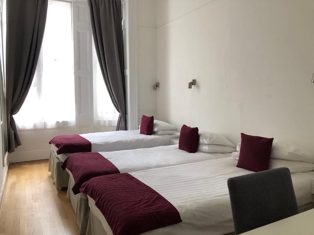 Habitación triple del hotel Rushmore. Foto 1