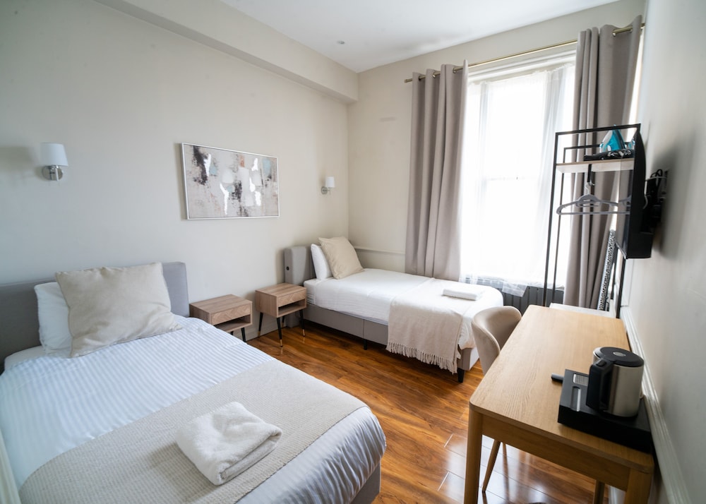 Habitación con 2 camas individuales del hotel Rushmore. Foto 11