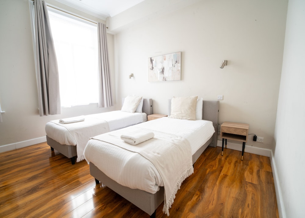 Habitación con 2 camas individuales del hotel Rushmore. Foto 12
