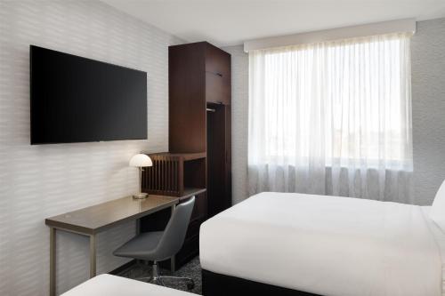 Habitación Doble - 2 camas dobles del hotel Doubletree By Hilton Long Island City, Ny. Foto 2