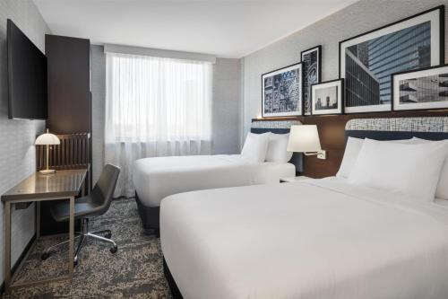 Habitación Doble - 2 camas dobles del hotel Doubletree By Hilton Long Island City, Ny. Foto 3