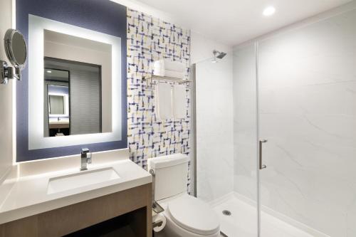 Habitación Doble - 2 camas dobles del hotel Doubletree By Hilton Long Island City, Ny. Foto 5