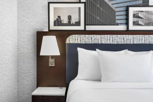 Habitación con cama grande del hotel Doubletree By Hilton Long Island City, Ny. Foto 2