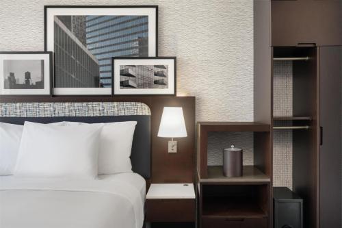 Habitación con cama grande y bañera - Adaptada para personas con movilidad reducida del hotel Doubletree By Hilton Long Island City, Ny