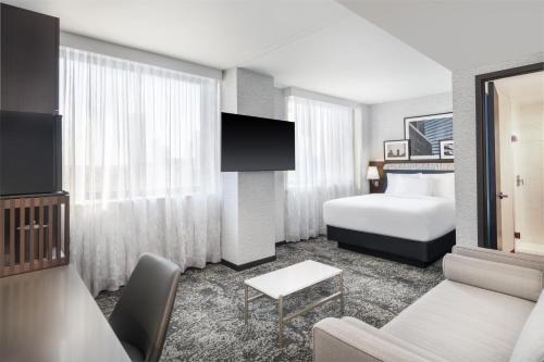 Habitación con cama grande y bañera - Adaptada para personas con movilidad reducida del hotel Doubletree By Hilton Long Island City, Ny. Foto 1