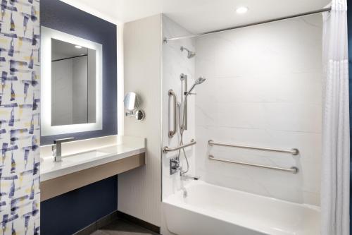 Habitación con cama grande y bañera - Adaptada para personas con movilidad reducida del hotel Doubletree By Hilton Long Island City, Ny. Foto 2