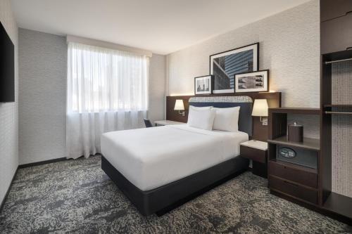 Habitación con cama grande y bañera - Adaptada para personas con movilidad reducida del hotel Doubletree By Hilton Long Island City, Ny. Foto 3