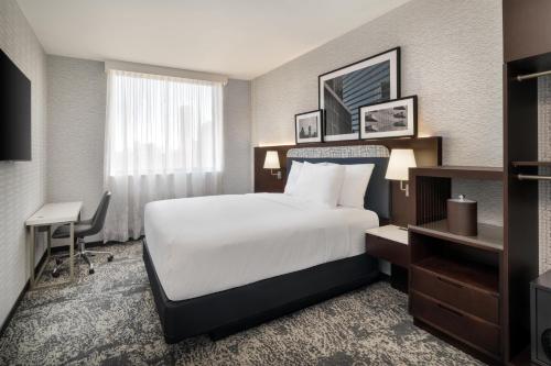 Habitación con ducha accesible en silla de ruedas - 1 cama grande - Adaptado para personas con movilidad reducida del hotel Doubletree By Hilton Long Island City, Ny. Foto 4
