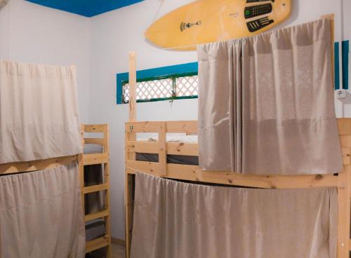 Cama en habitación compartida mixta de 4 camas del hotel Single Fin Hostel. Foto 1