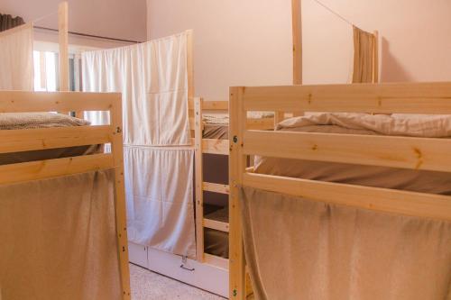 Cama en habitación compartida mixta de 6 camas del hotel Single Fin Hostel. Foto 1