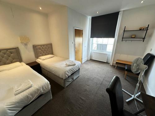 Habitación Doble Estándar - 2 camas del hotel OYO Somerset Baker Street London. Foto 2