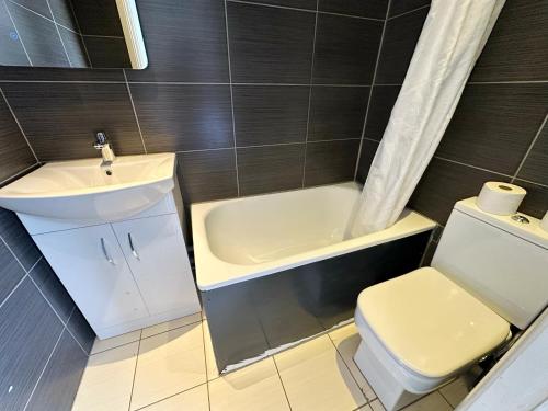Habitación Doble Estándar - 2 camas del hotel OYO Somerset Baker Street London. Foto 4
