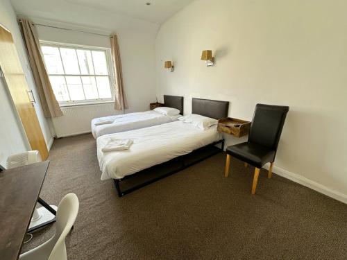 Habitación Doble Estándar - 2 camas del hotel OYO Somerset Baker Street London. Foto 7