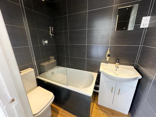 Habitación Doble Estándar - 2 camas del hotel OYO Somerset Baker Street London. Foto 8