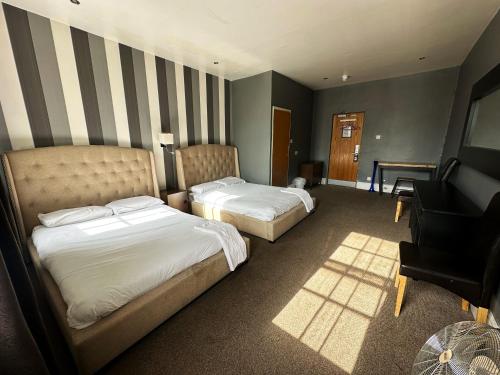 Habitación Cuádruple Estándar del hotel OYO Somerset Baker Street London. Foto 7