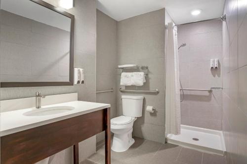 Premium Queen Room Disability Access Roll - In Shower Smoke Free (Upgraded Bedding and Snack Box) del hotel Essence Park Slope. Foto 3