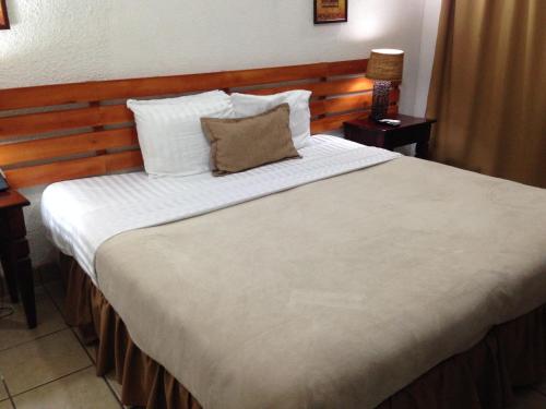 Habitación con cama extragrande. del hotel Mozonte. Foto 1